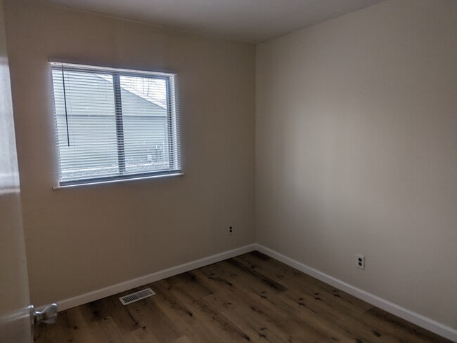 Building Photo - 3312 York Dr