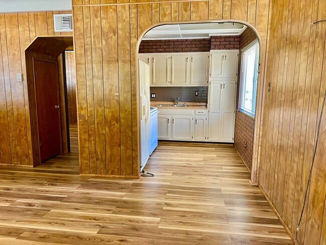 Building Photo - Charming Mountain Cabin with Loft in Lake ...