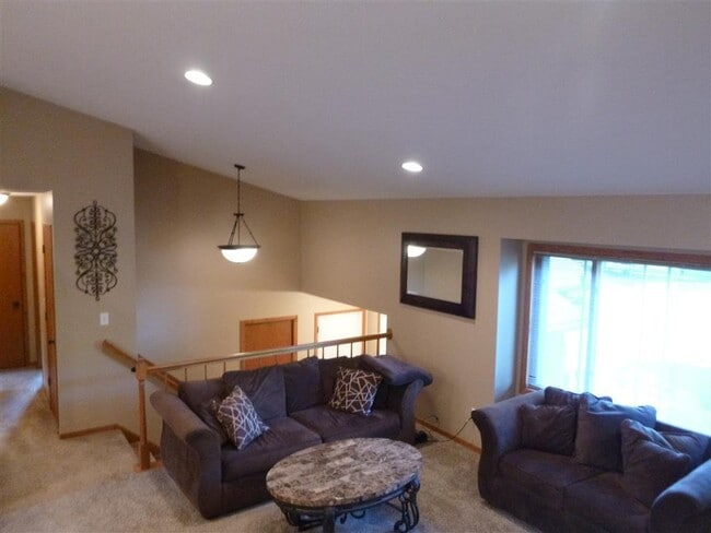 Building Photo - 4Bdrm-3bath Split NW Rochester