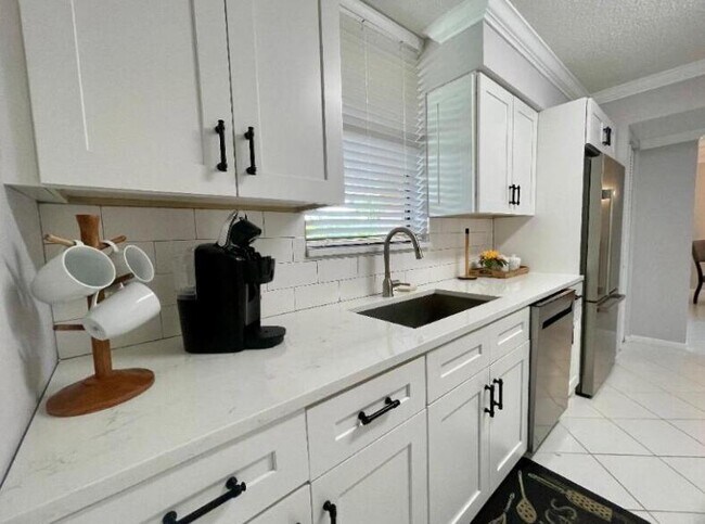 Building Photo - 2255 Lindell Blvd