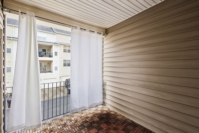 Building Photo - Stunning 2 bed 2.5 bath 2-story condo/townhome