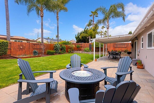Building Photo - 3 bed 1.5 baths + 2 car garage with a larg...