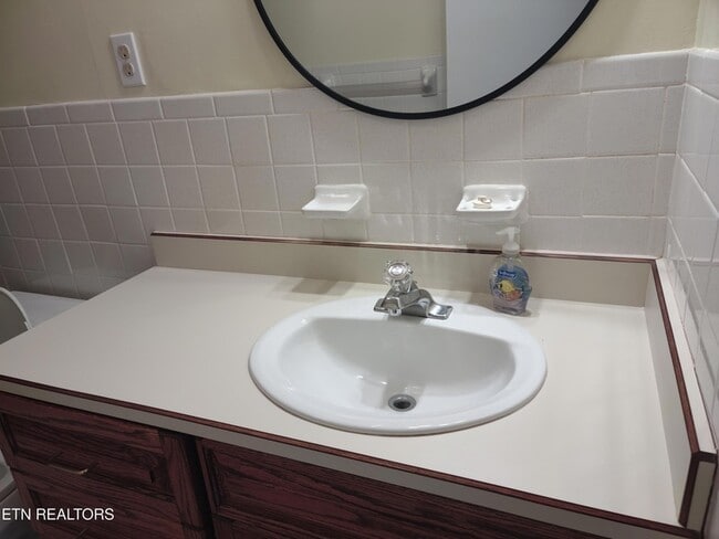 Building Photo - 757 W Outer Dr