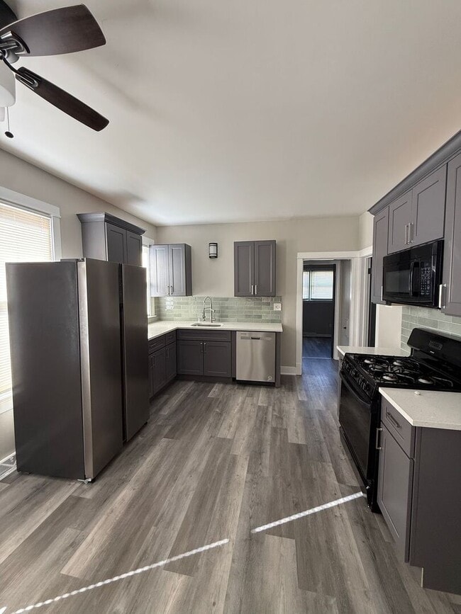 Building Photo - 17842 Park Ave