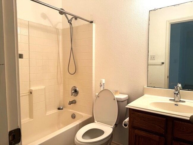 Building Photo - 304 Valona Loop