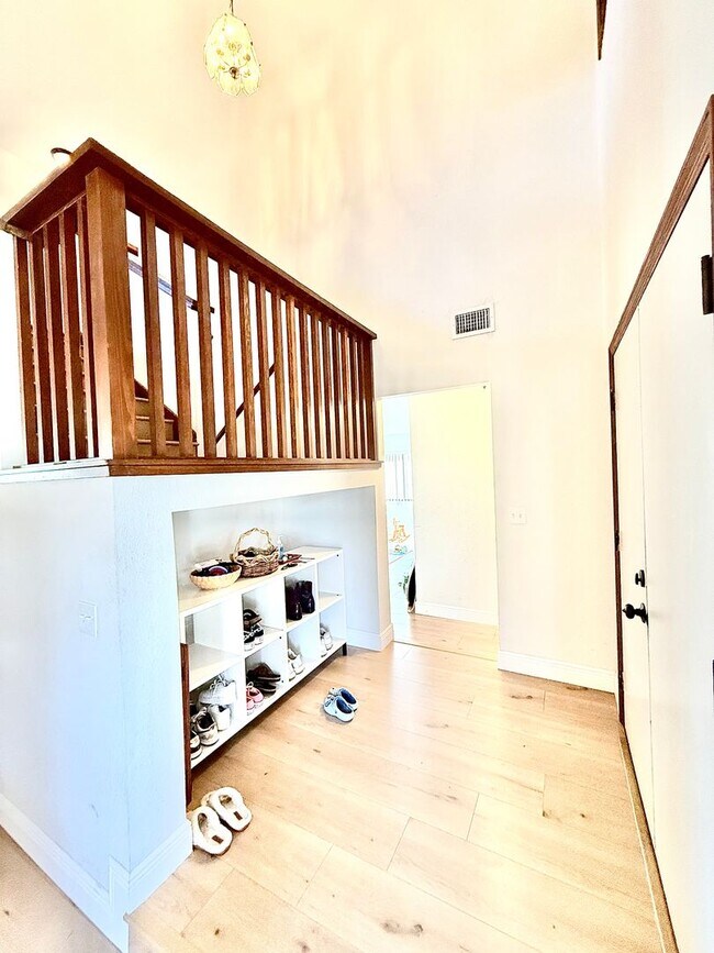 Building Photo - Moss Pointe 3Bedrooms/2.5Bath-home with great room fireplace!