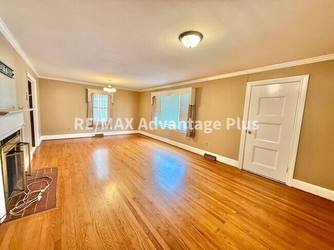 Building Photo - Very Spacious Home with 2 beds/2 baths and a bonus room, close to Charlotte Courthouse