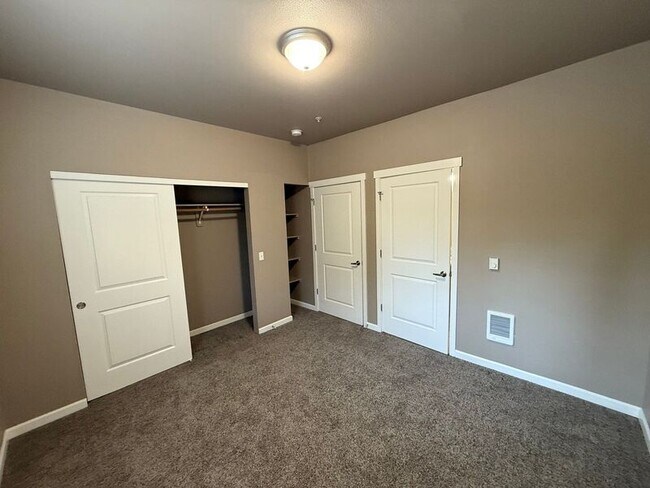 Building Photo - 4255 Hawthorne Ave NE