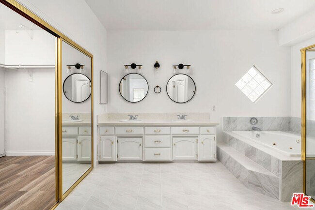 Building Photo - 10711 4 Bears Dr