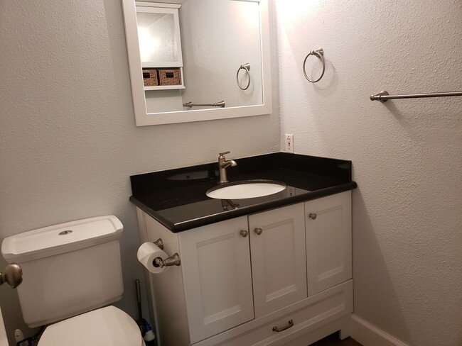 Building Photo - 2 Bedroom Condo in Bennett Valley