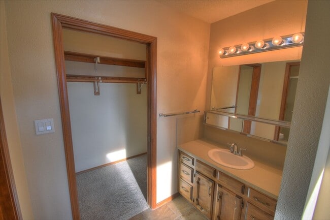 Building Photo - NE Heights Town Home