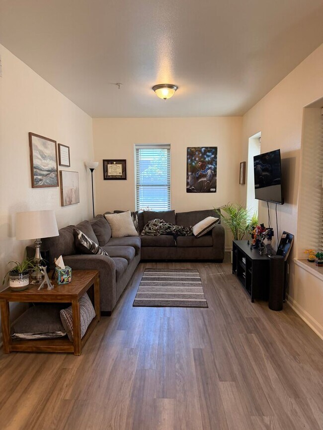 Building Photo - Awesome 2Bed 2Bath Condo Small Dog Considered!!!