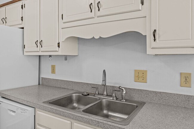 Building Photo - Charming Rental in Central Location