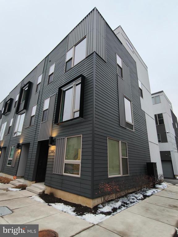 Building Photo - 3129 Beachview Ln