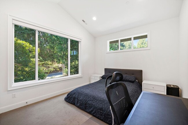 Building Photo - 4bd/4.75ba Bellevue House