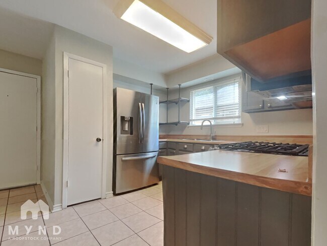 Building Photo - 9716 Meadowheath Dr