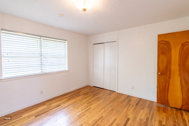 Building Photo - 1556 Singleton Ave