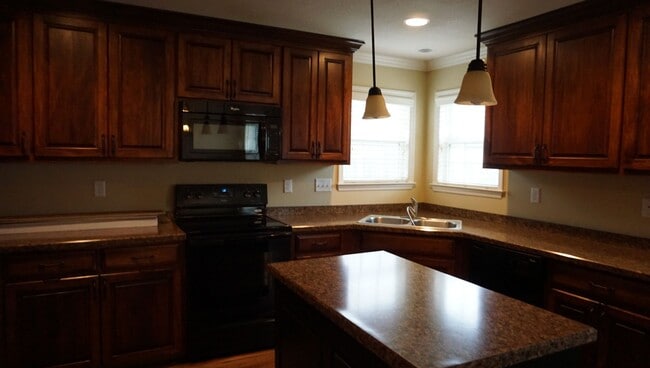 Building Photo - Beautiful and convenient