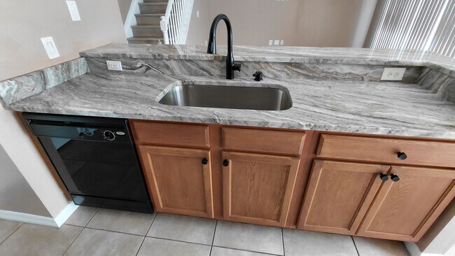 Building Photo - Beautiful 2 bedroom, 2.5 bath Condo in the...