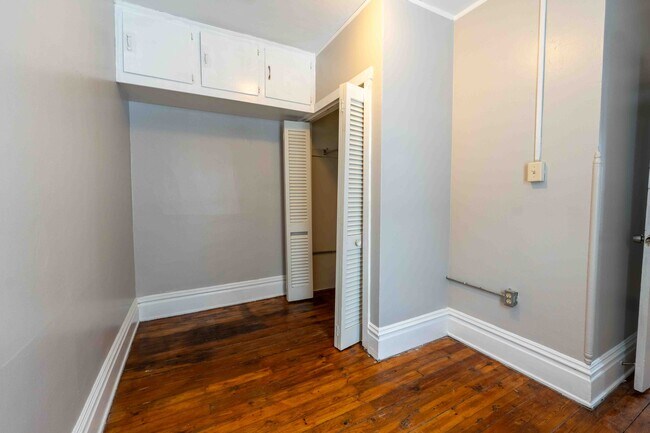 Building Photo - 300-302 Spencer