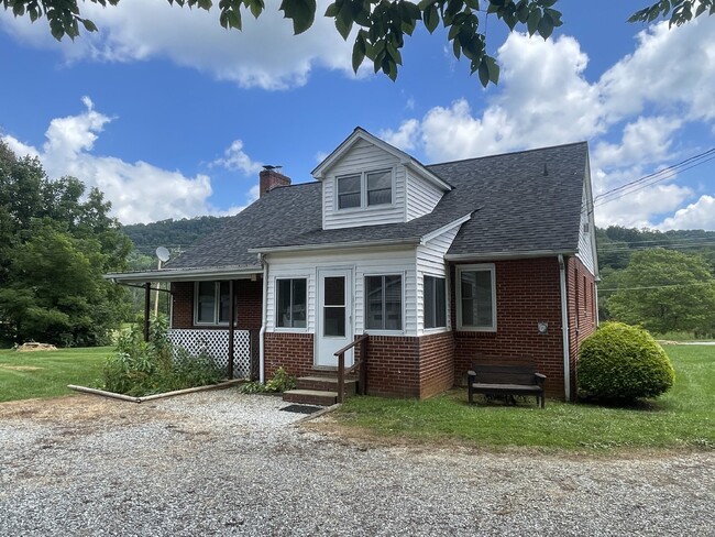 Building Photo - 3 bedroom, 2 bath 15 MINUTES  to Asheville...