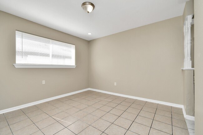 Building Photo - 1736 Crestdale Dr