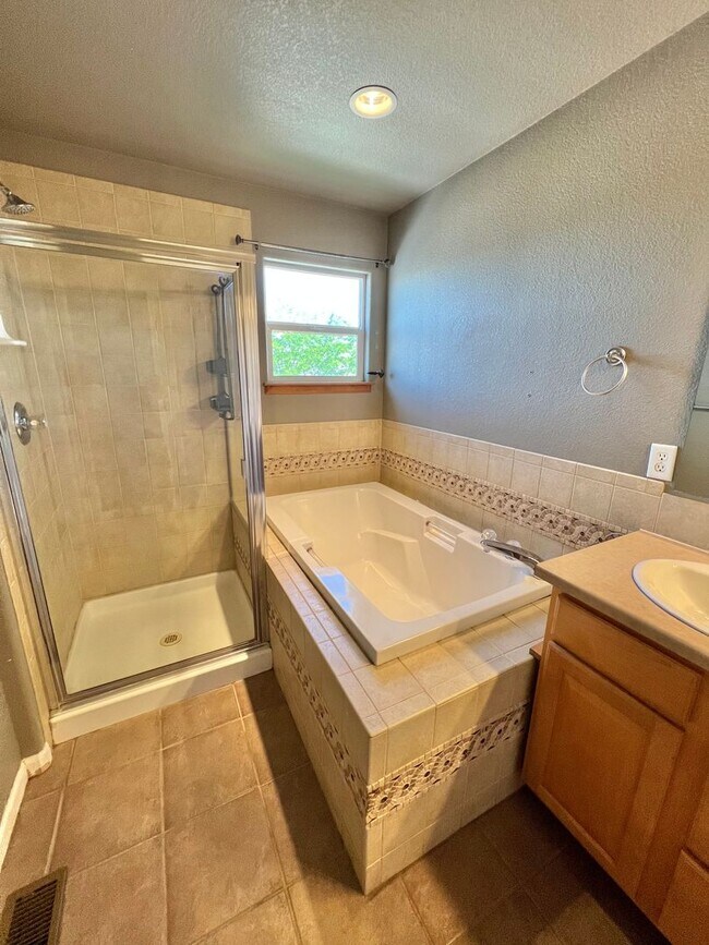 Building Photo - 3 bed 3.5 Bath with Bonus Studio Suite Above Detached Garage!