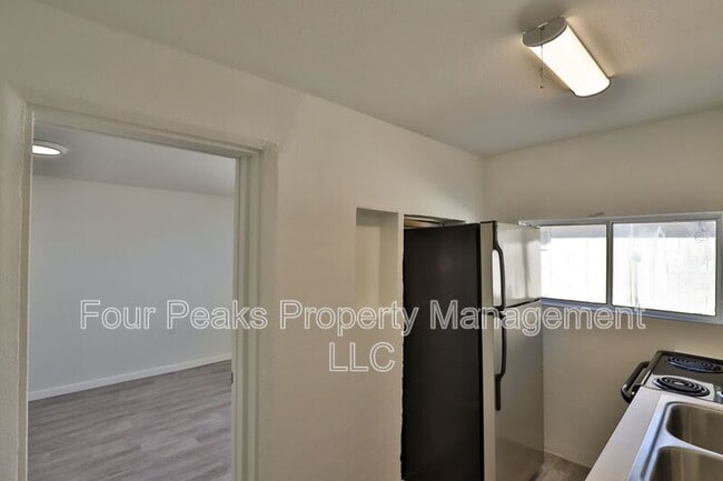 Building Photo - 102 E Hatcher Rd