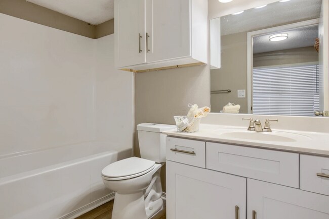 Building Photo - 501 Par Dr