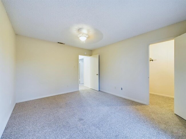 Building Photo - 8502 Lyndon Ln