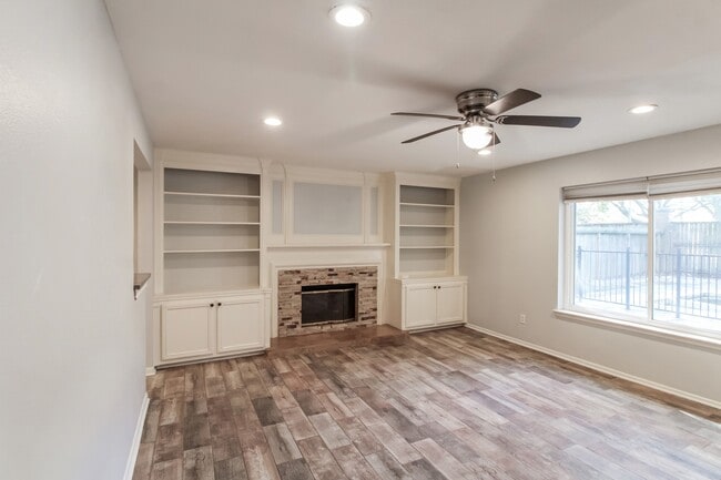 Building Photo - 918 Long Prairie Dr