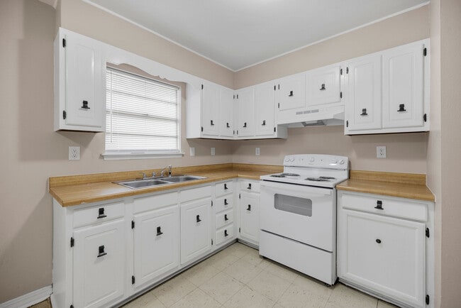 Building Photo - 811 S Olive St