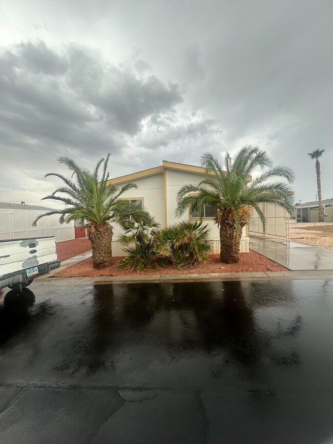 Building Photo - 3601 E Wyoming Ave