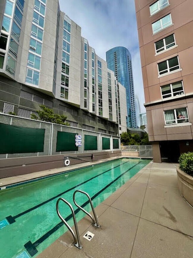 Building Photo - Rare luxury downtown condo w/parking, pool, hot tub and roof deck w/Bay Bridge Views!