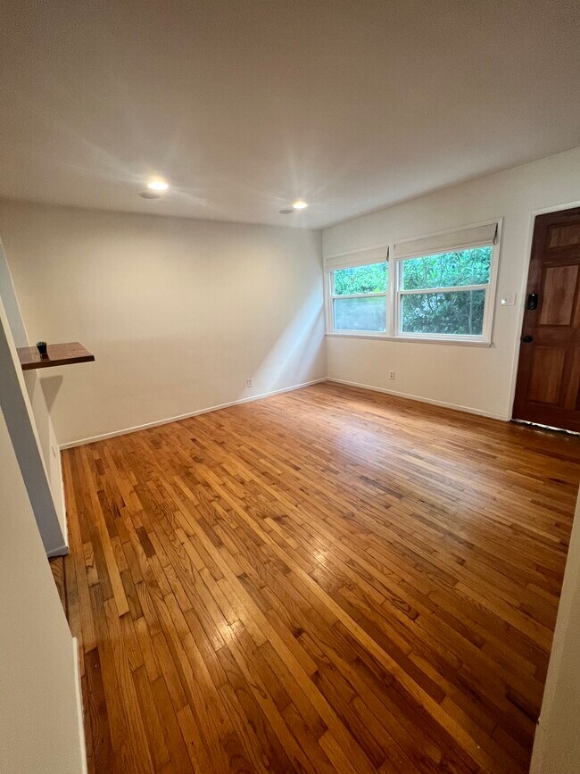 Building Photo - 647 Santa Clara Ave