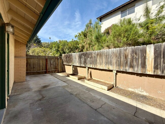 Building Photo - Spacious Townhome in Fire Mtn. w/ Attached Garage!