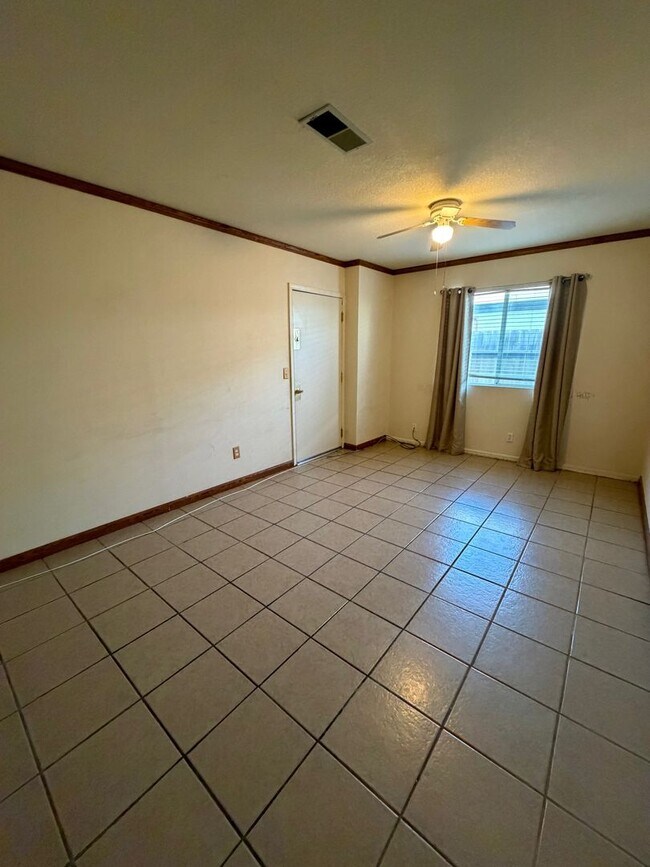 Building Photo - Nice home for rent in Hanford