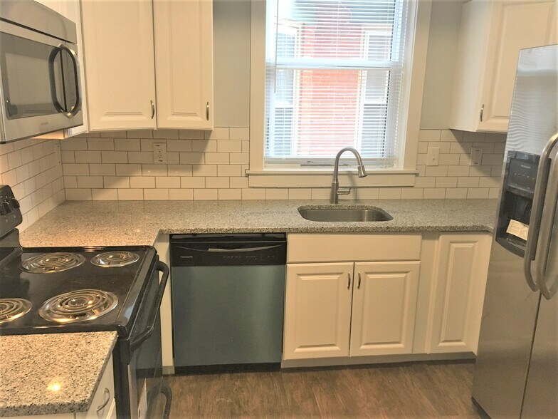 Building Photo - 71 E Gates St