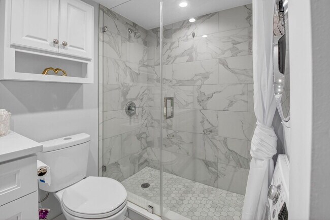 Building Photo - 450 Piedmont J