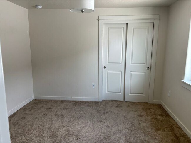 Building Photo - 3327 S Cabin Creek Way