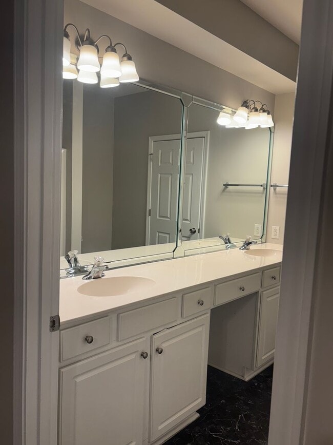 Building Photo - 3rd Level 3 Bedroom Condo in Ballantyne