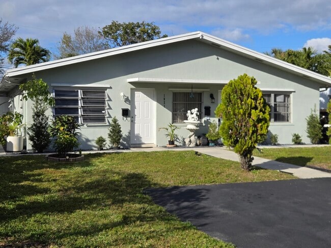 Building Photo - 1021 SW 32nd Ct