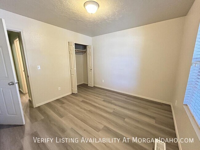 Building Photo - 1723 W Bayeux Dr