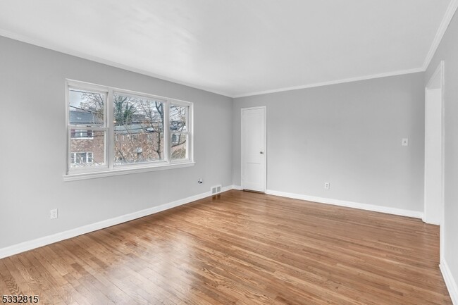 Building Photo - 164 Midland Pl