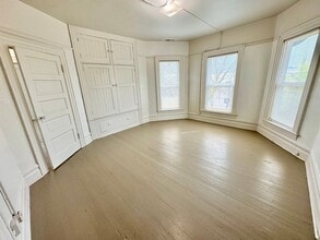 Building Photo - L0621