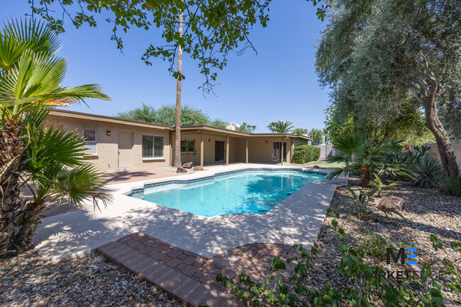 Building Photo - 4Bed/2.5Bath Home at 56th/Cactus! $399 MOV...