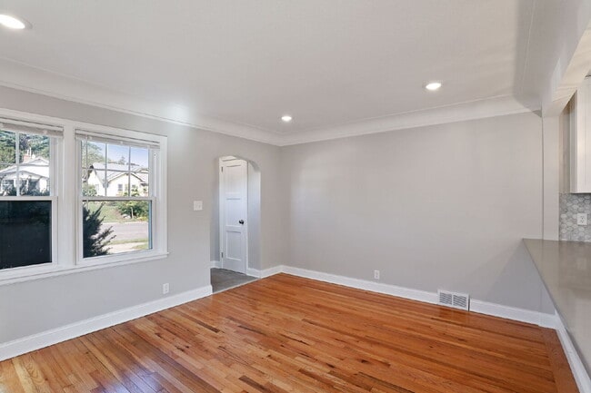 Building Photo - Spacious 4BR/2BA Duplex — Available August...