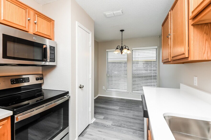 Building Photo - 2428 Ensenada Ln