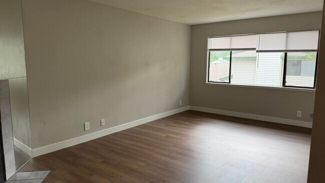 Building Photo - Updated 2BR Condo in Prime Bothell Location | Private Garage