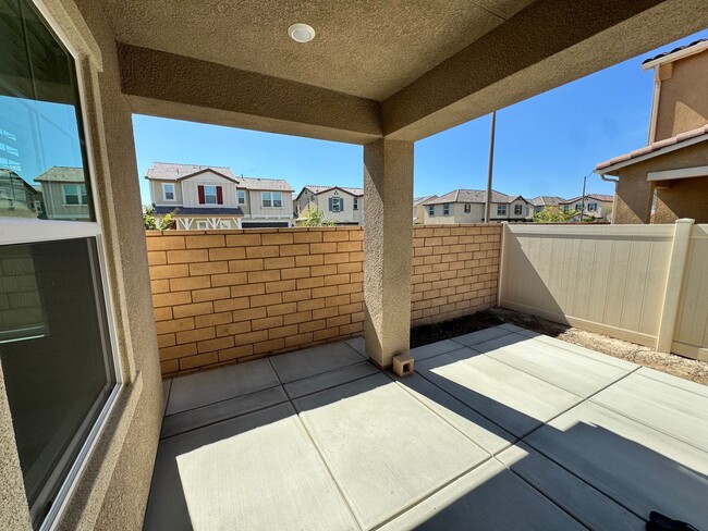 Building Photo - For Lease | Spacious 4-Bed + Den & Loft | ...